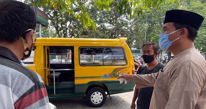 NAIK - Bacabup Sidoarjo, Bambang Haryo Soekartono (BHS) naik beberapa angkot berkeliling Sidoarjo untuk memastikan interkoneksi antar transportasi semi massal yang beroperasi di wilayah Sidoarjo, Senin (18/05/2020)