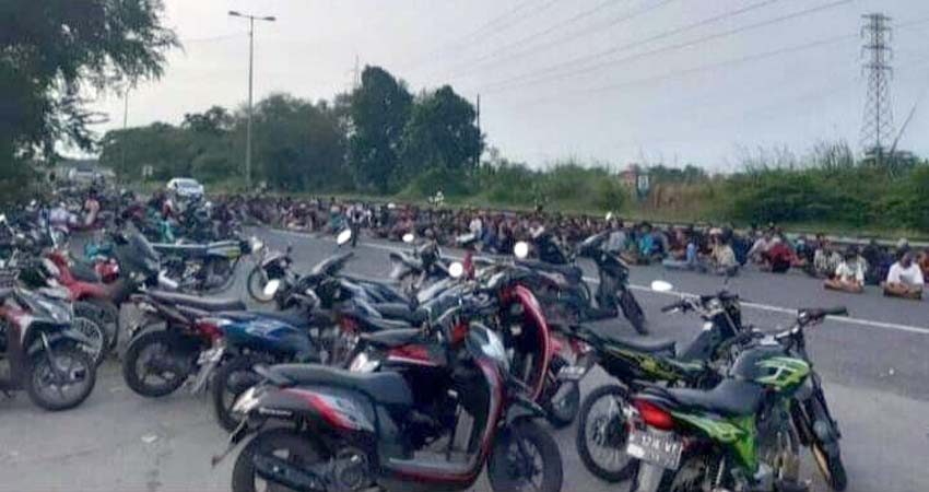DIAMANKAN - Ratusan pembalap liar di Exit Tol Porong diamankan petugas gabungan Polresta Sidoarjo lantaran ngabuburit sambil balap liar, Sabtu (16/5/2020) petang