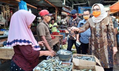 Bunda Indah Sidak Beberapa Pasar, Ingatkan Masyarakat Lumajang Gunakan Masker