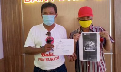 Ketua PAC PDI-P Kecamatan Glagah, Eko Soekartono (pakai topi merah) bersama Nanang Cemenk usai melaporkan Sumahmo di Mapolresta Banyuwangi, Kamis (28/5/2020) siang. (ist)