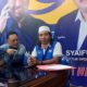 Anggota DPRD Gresik Nur Hudi didampingi Tim Advokasi DPD Nasdem Irfan Choiri saat memberikan statemen klarifikasi kepada awak media