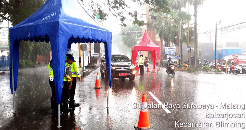 Hujan Deras, Penjagaan Pos Check Point Batas Kota Malang Tetap Ketat