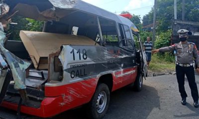 Kondisi mobil ambulan RSUD Blambangan akibat terguling setelah menabrak truk tronton bermuatan aspal di perbatasan Kecamatan Genteng dengan Kecamatan Srono, Senin (11/5/2020) siang. (ras)