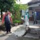 Rumah pasien terduga covid-19 Dusun Gersikan, Desa Kedungringin, tanggal 3 Mei 2020, saat dilakukan penyemprotan probiotik. (ist)