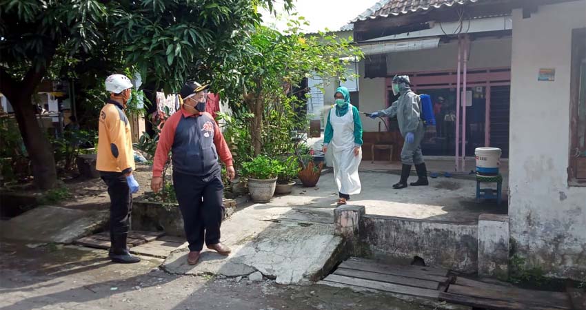 Rumah pasien terduga covid-19 Dusun Gersikan, Desa Kedungringin, tanggal 3 Mei 2020, saat dilakukan penyemprotan probiotik. (ist)