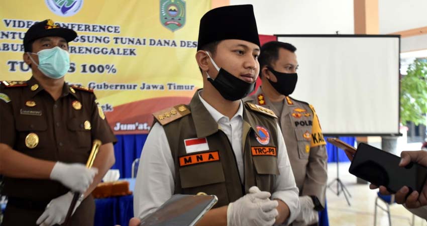 Bupati Trenggalek saat video conference di gedung Smart Center. (mil)