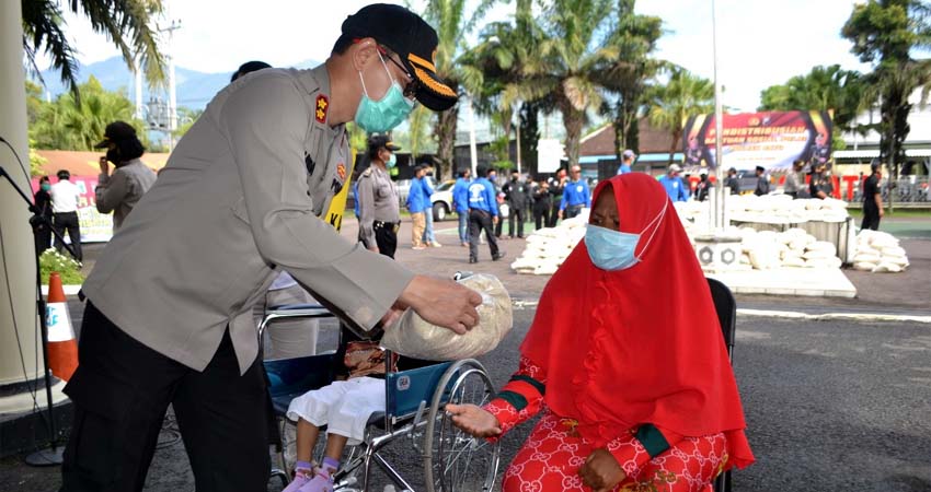 Kapolres Batu Serahkan 2500 Paket Sembako dari Polri, Wujud Kepedulian Terdampak Covid-19