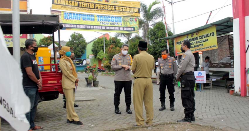 Kapolres Blitar Kota, AKBP Leonard M Sinambela mengecek kesiapan kampung tangguh du Kelurahan Sananwetan Kecamata Sananwetan Kota Blitar