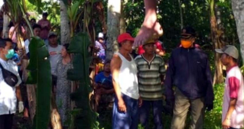 Anggota Polsek Kabat bersama warga Dusun Popongan, Desa Benelanlor saat mengevakuasi jasad Jaenuri yang menggelantung disebuah pohon nangka, Selasa (19/5/2020) pagi. (ist)