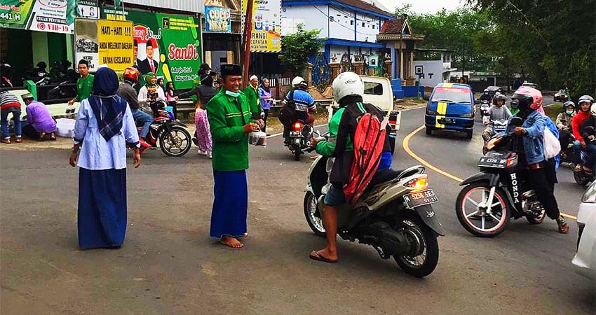 Pembagian Takjil di kawasan Jl Raya Talangagung Kepanjen. (Sur)