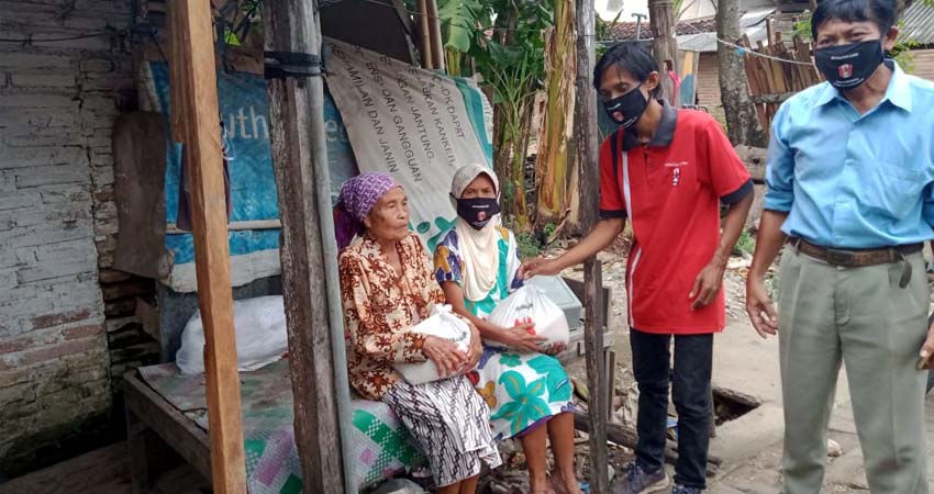 PA dan DPC GMNI Banyuwangi Bagikan Sembako dan Masker