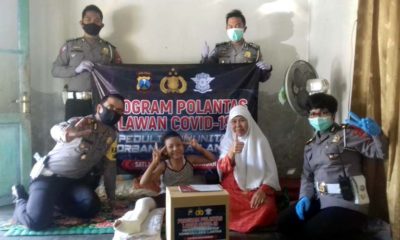 Amalia Nurhasanah saat menerima bantuan bersama Kasat Lantas dan Kanit Laka Polres Pasuruan. (ist)