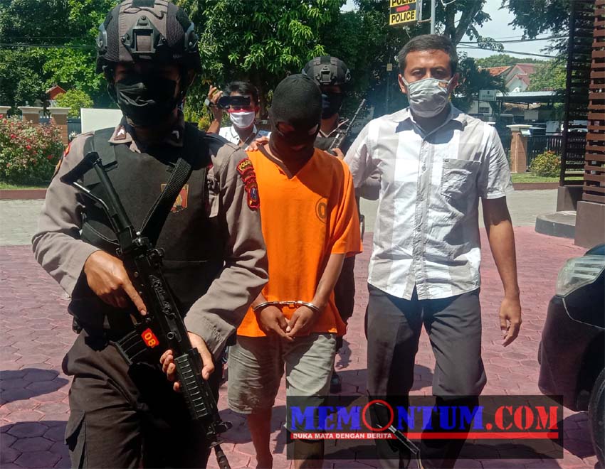 Pelaku saat di rilis di Mako polres Probolinggo kota (pix)