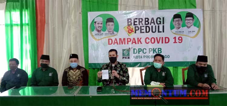 Walikota Habib Hadi Zainal Abidin bersama Ketua Dewan Kota Probolinggo dan 4 anggota Dewan Dari Partai PKB saat merilis Gajinya disumbangkan untuk rakyat terdampak Covid 19 (pix)