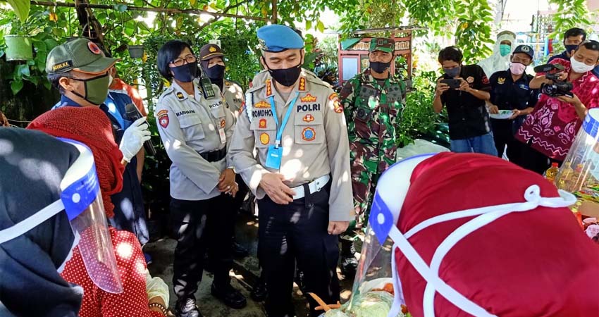 Pemeriksa Utama Div. Propam Mabes Polri Kombes Pol Raden Romdhon Natakusuma SIK MH saat kunjungi kampung tangguh GWS. (ist)