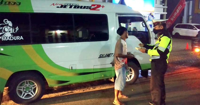 Mobil travel jenis Isuzu Elf diamankan Satlantas Polres Bondowoso. (dul memontum)