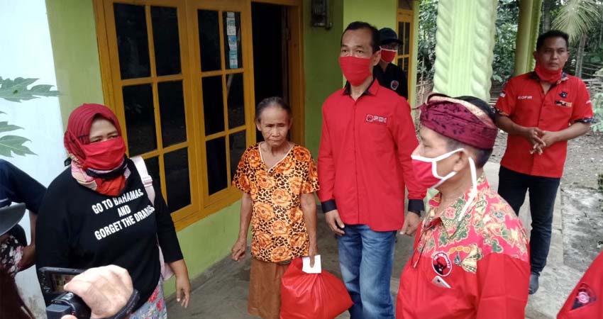 Tanggap Darurat Covid-19, PDIP Lumajang Bagikan Paket Sembako dan Masker