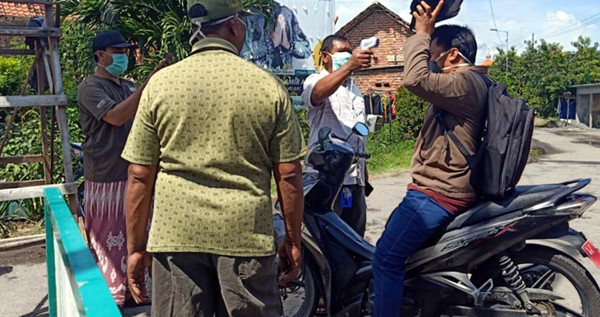 Pemerintah Desa Banjarpanji dan tim relawan melaukan check point pada warga dan pengguna jalan ketika memasuki Desa Banjarpanji (gus)