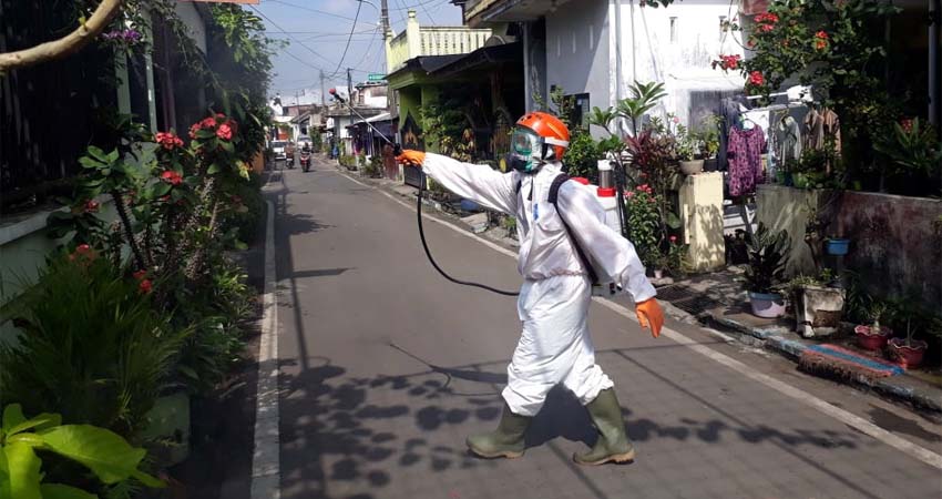 Antisipasi Penyebaran Covid-19 Cluster Keluarga, Kawasan Mergosono Disemprot Disinfektan