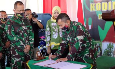 BUBUHKAN TANDA : Brigjen TNI (Mar) Purnomo tandatangani peresmian. (Istimewa)