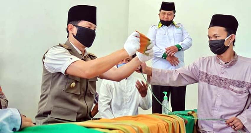 Bupati Trenggalek Berikan Bantuan Sembako Kepada Santri Yang Tetap Tinggal di Ponpes