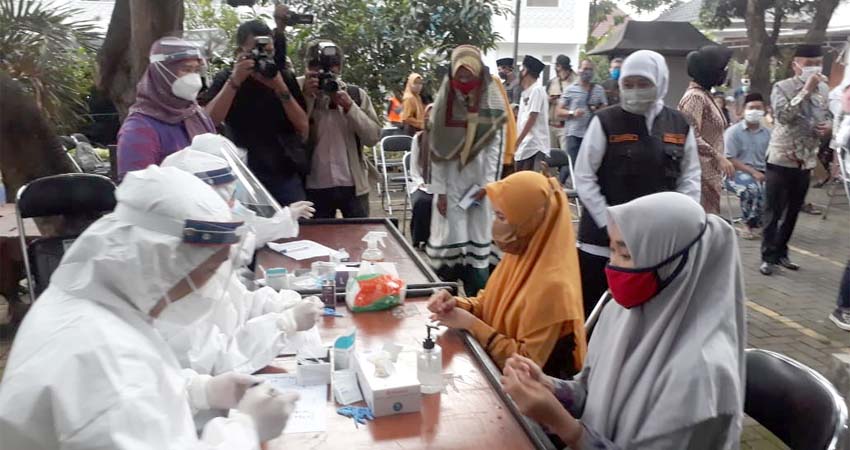 Gubernur Jatim Khofifah saat meninjau rapid tea di Ponpes Al Hikam. (gie)