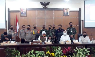Gubernur Jatim Drs Hj Khofifah Indar Parawansa M Si bersama 3 kepala daerah Malang Raya. (gie)