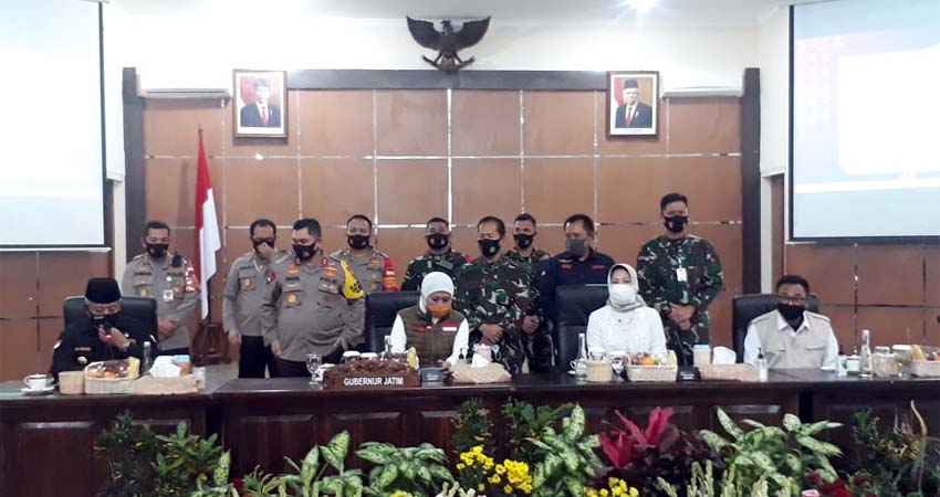 Gubernur Jatim Drs Hj Khofifah Indar Parawansa M Si bersama 3 kepala daerah Malang Raya. (gie)
