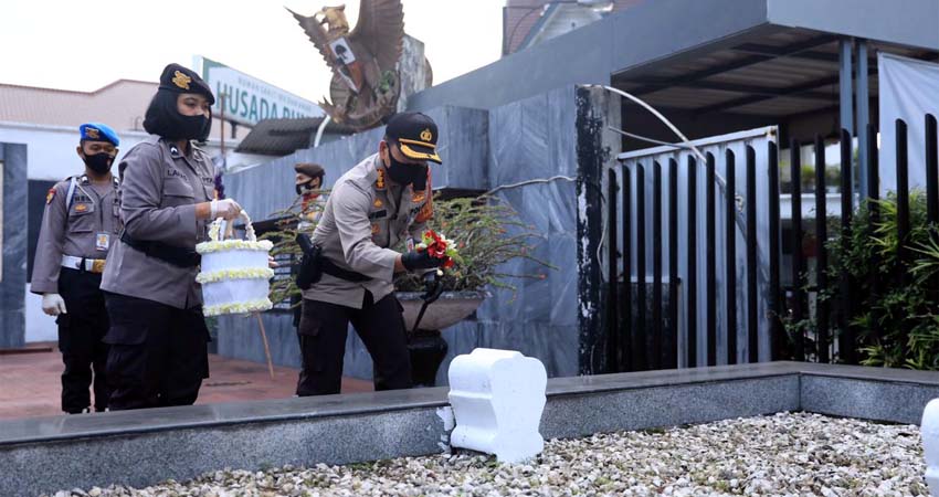 Kapolresta Malang Kota Kombes Pol dr Leonardus saat tabur bunga di makam Pahlawan Trip. (ist)