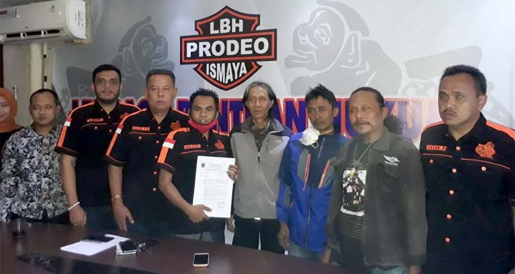 Teguh saat mengadu ke LBH Prodeo Ismaya Indonesia. (gie)