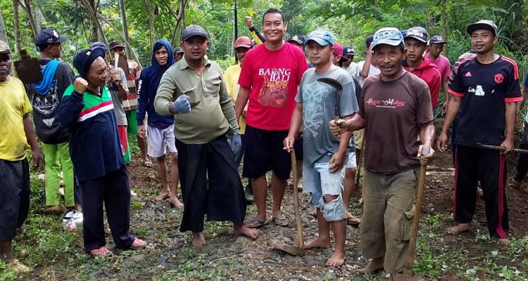 GOTONG ROYONG : Tingginya semangat gotong royong Warga Dusun Sumbergentong Klepu. (sur) 