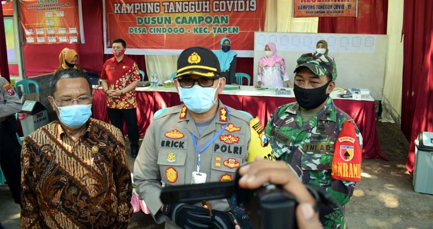 Ketua DPRD H.Ahmad Dafir Bersama Kapolres Erick Frendriz saat Cek Aplikasi Pantau Di Dusun Campoan (dul momentum)