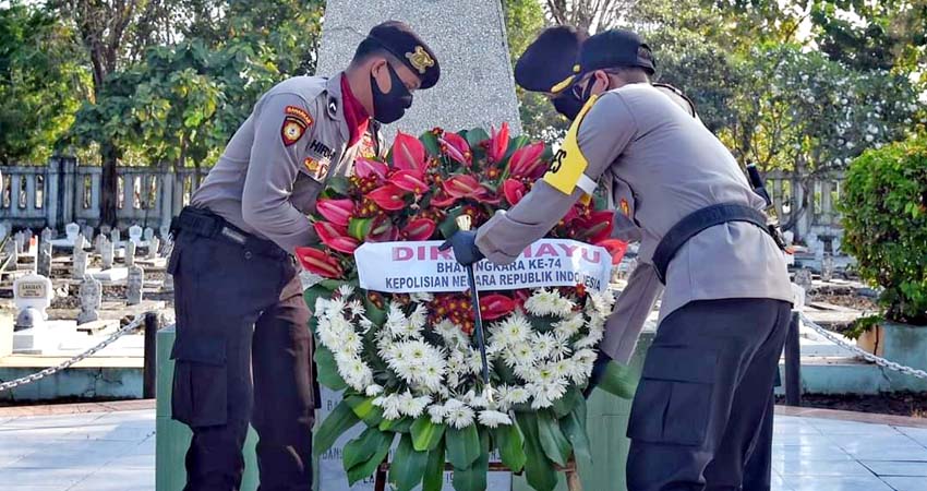 Kapolres Lamongan Gelar Upacara Ziarah ke TMP, Peringati Hari Bhayangkara ke 74