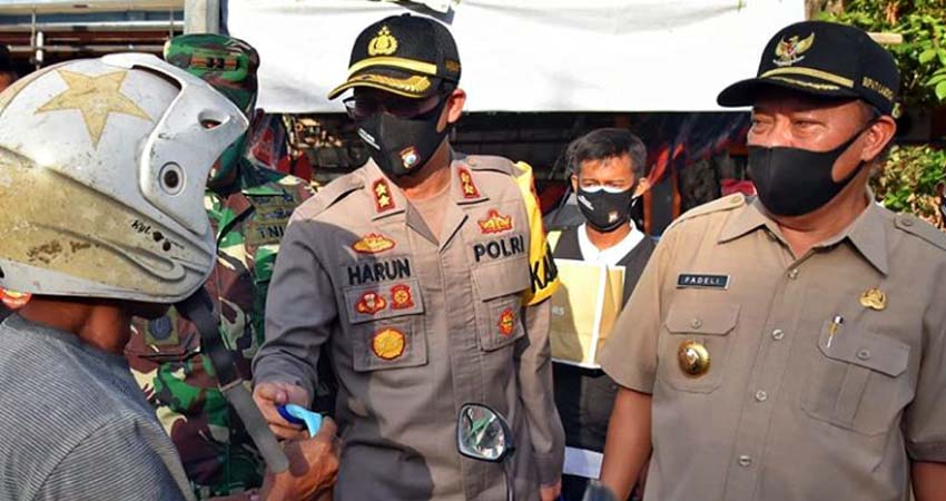 Kapolres dan Forkopimda Lamongan Bagikan Masker Gratis Secara Serentak