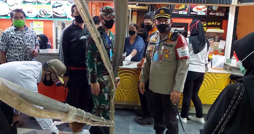 Kapolresta Malang Kota Kombes Pol Dr Leonardus saat mendapati pengunjung mall yang anaknya tidak memakai masker. (ist)