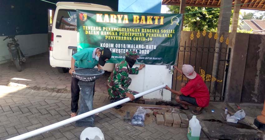 Karya Bakti TNI-AD, Koramil Turen Pasang Wastafel di Beberapa Titik