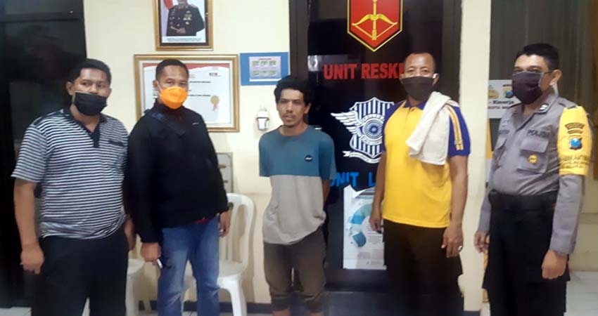 TERTANGKAP - Pelaku perampasan Wijaya Azliansyah ditangkap anggota Polsek Sidoarjo Kota di sebuah kos, di Jenggolo, Sidoarjo, Jumat (5/6/2020)