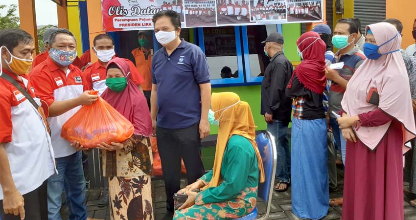 SEMBAKO - Bupati LIRA Sidoarjo, M Nizar bersama sejumlah anggotanya membagikan 260 paket sembako untuk warga terdampak Covid-19 asal Kecamatan Krian, Tarik, dan Kecamatan Balongbendo, Sidoarjo di Kantor DPD LIRA Sidoarjo, Senin (01/06/2020)