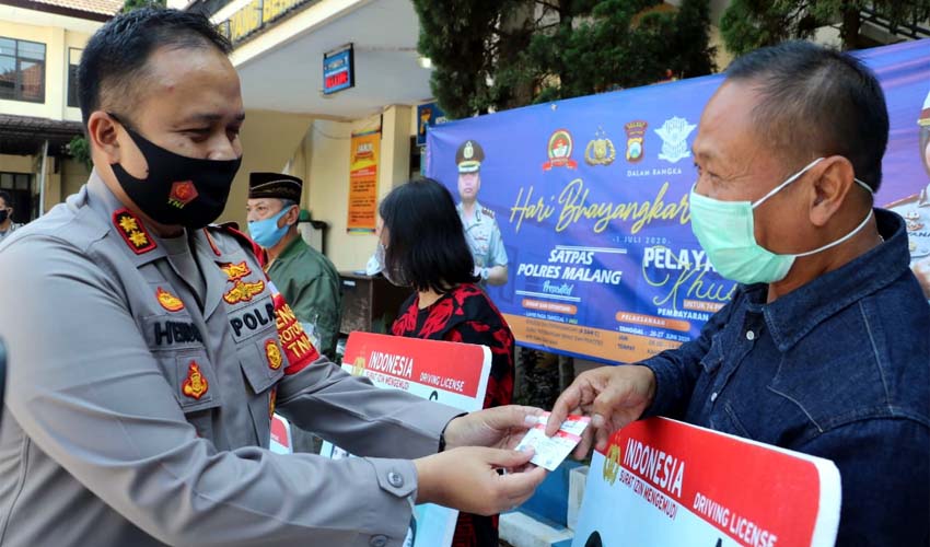 Lahir 1 Juli Bareng HUT Ke-74 Bhayangkara, Polres Malang Layani Gratis Puluhan Pemohon SIM
