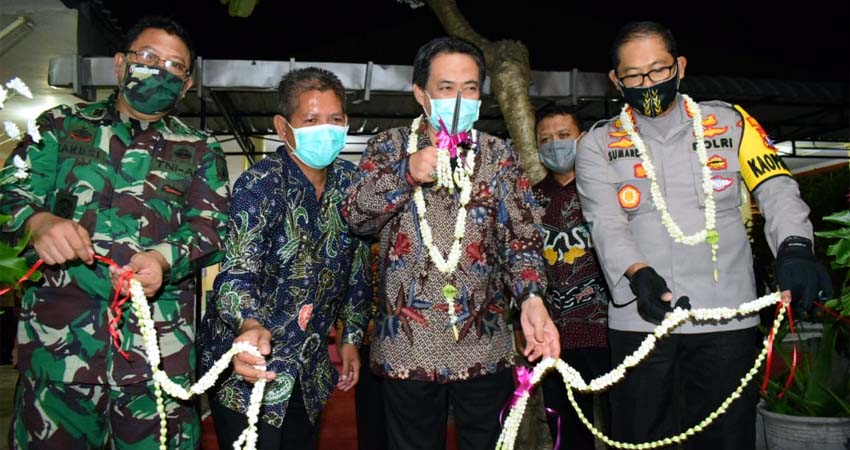 KAMPUNG - Plt Bupati Sidoarjo, Nur Ahmad Syaifuddin dan Kapolresta Sidoarjo, Kombes Pol Sumardji meresmikan peluncuran 5 kampung tangguh di Desa Kalipecabean, Kecamatan Candi, Sidoarjo, Senin (22/06/2020) malam