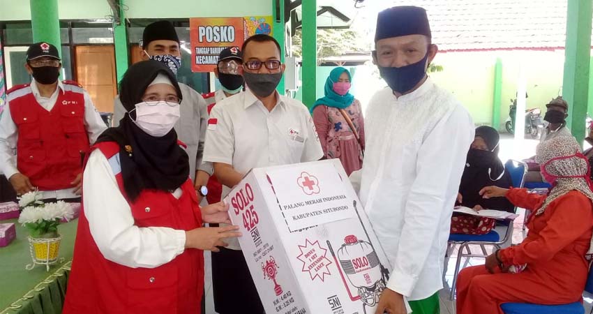 SERAHKAN BANTUAN: Ketua TP PKK Kabupaten Situbondo Hj Umi Kulsum SH, bersama Camat Panji H Sutrisno dan perwakilan Kemenag Situbondo saat memberikan bantuan secara simbolis kepada warga. (heri)