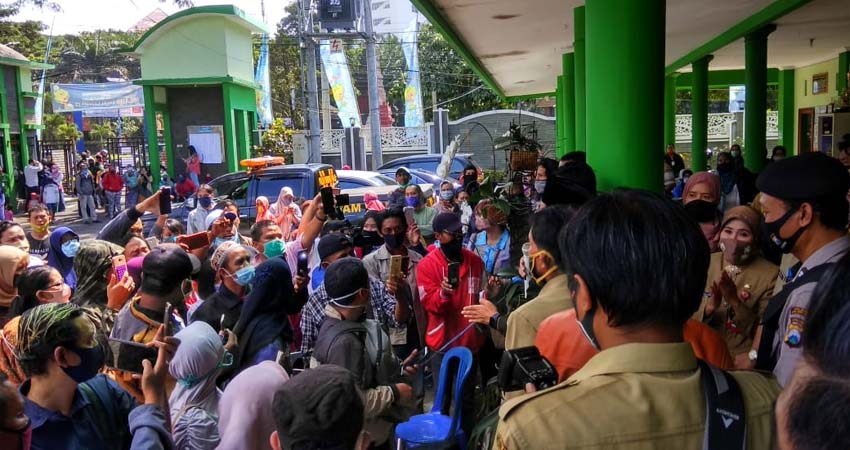 Kantor Dinas Pendidikan Kota Malang diserbu orang tua calon siswa. (ist)