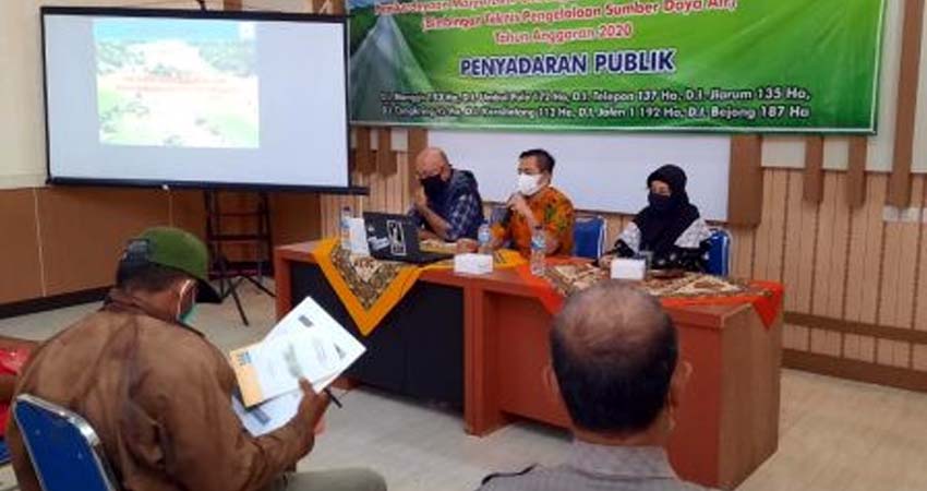 Kabid Bina Manfaat dan Kemitraan PU Pengairan Banyuwangi, Doni Arsilo Sofyan saat memberikan materi saat sosialisasi pembinaan untuk peningkatan SDM pengurus HIPPA dan GHIPPA. (ist)