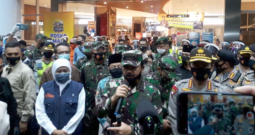 Gubernur Jatim Khofifah, Panglima TNI Marsekal TNI Hadi Tjahyono dan Kapolri Jenderal Pol Drs Idham Azis MSi usai kunjungi Mall Tanggih Transmart. (gie)