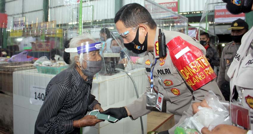 Kapolresta Malang Kota Kombes Pol Dr Leonardus saat meresmikan Pasar Oro-Oro Dowo sebagai Pasar Tangguh Semeru . (ist)