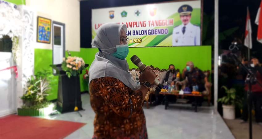 TESTIMONI - Ny Riyayah (45) warga Dusun Besok, Desa Jabaran, Balongbendo, pasien Covid-19 yang sembuh memberi testimoni dihadapan Forpimda Sidoarjo, Forpimka Balongbendo dan jajarannya sebelum peluncuran Kampung Tangguh Semeru, Selasa (16/06/2020) malam