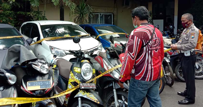 Salah satu warga yang hendak mengambil kendaraannya di Mapolresta Malang Kota. (Ist)