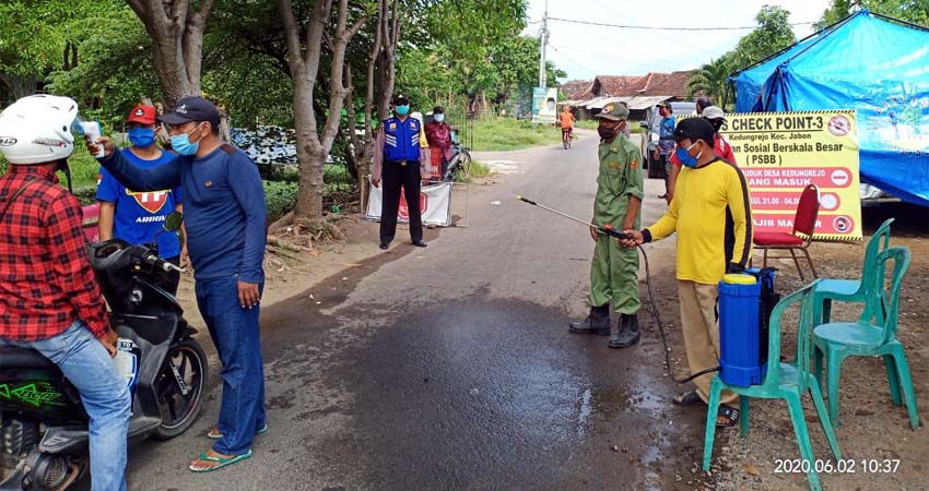 ANTISIPASI - Pemdes Kedungrejo, Linmas, Lembaga Desa, dan relawan saat melaksanakan pemeriksaan pengendara roda dua dan roda empat di pos check point.(gus)