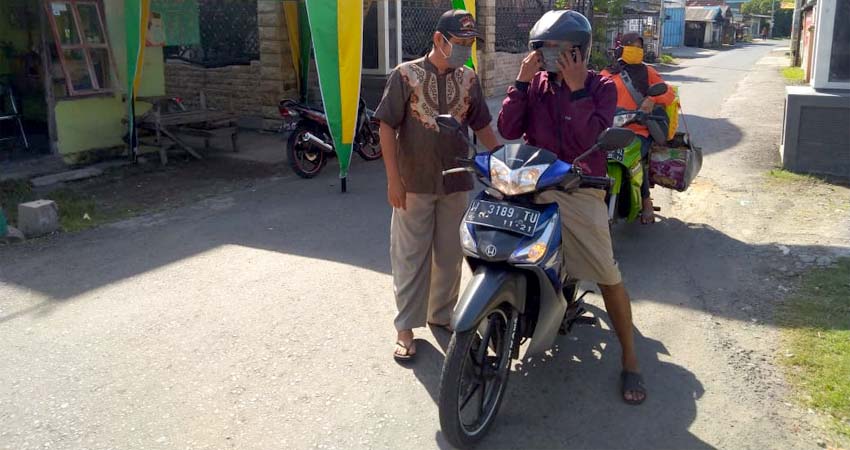 Pemerintah Desa Kesambi bersama tim relawan berada dipos check point antisipasi penyebaran virus corona (Covid-19). (gus)