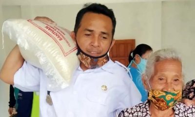 Kades Pujiharjo Hendik Arso Serahkan Sembako Secara Simbolis. (Sur)